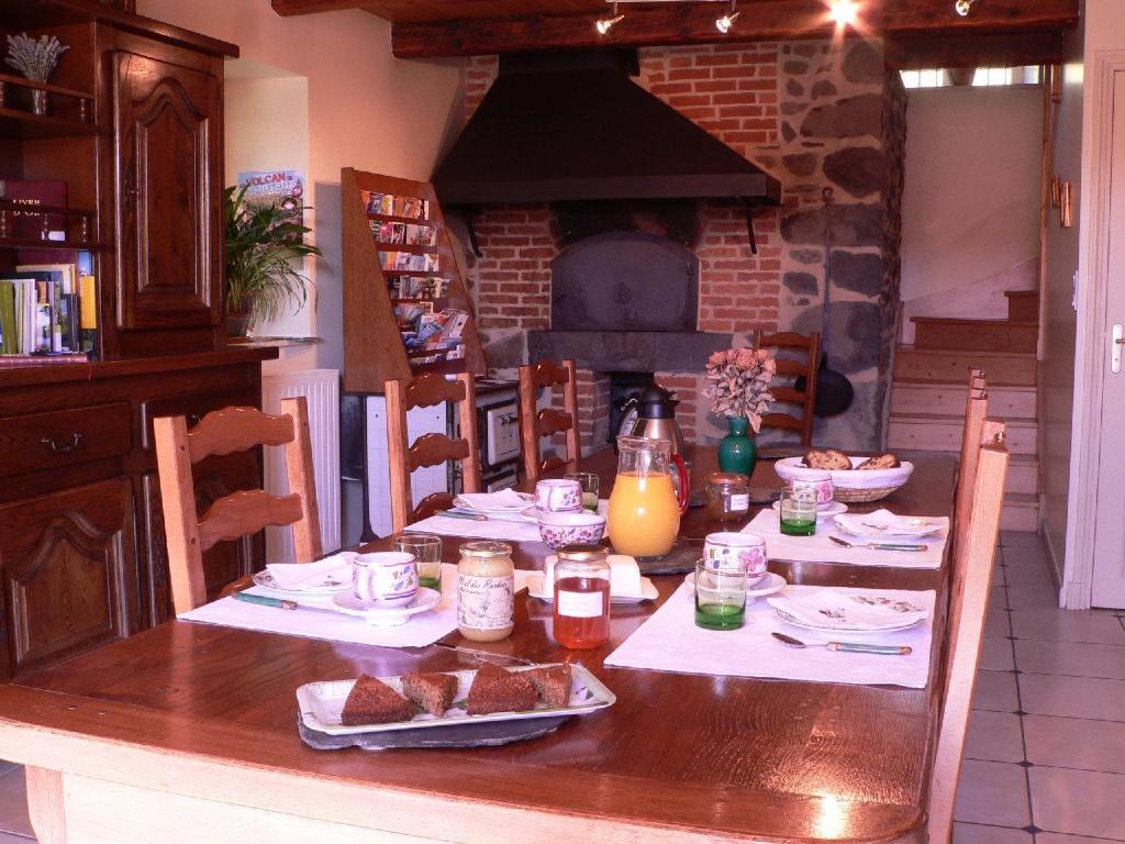 Maison d'Hôtes La Nichée Rochefort-Montagne Extérieur photo