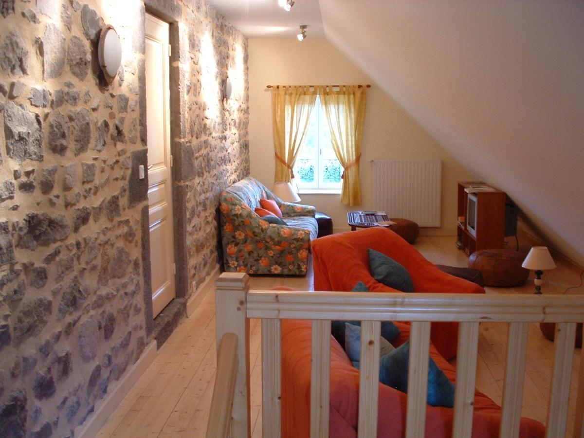 Maison d'Hôtes La Nichée Rochefort-Montagne Extérieur photo