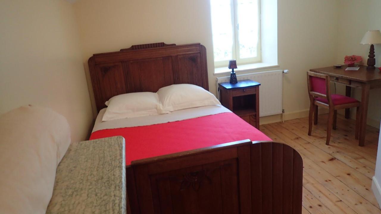 Maison d'Hôtes La Nichée Rochefort-Montagne Extérieur photo